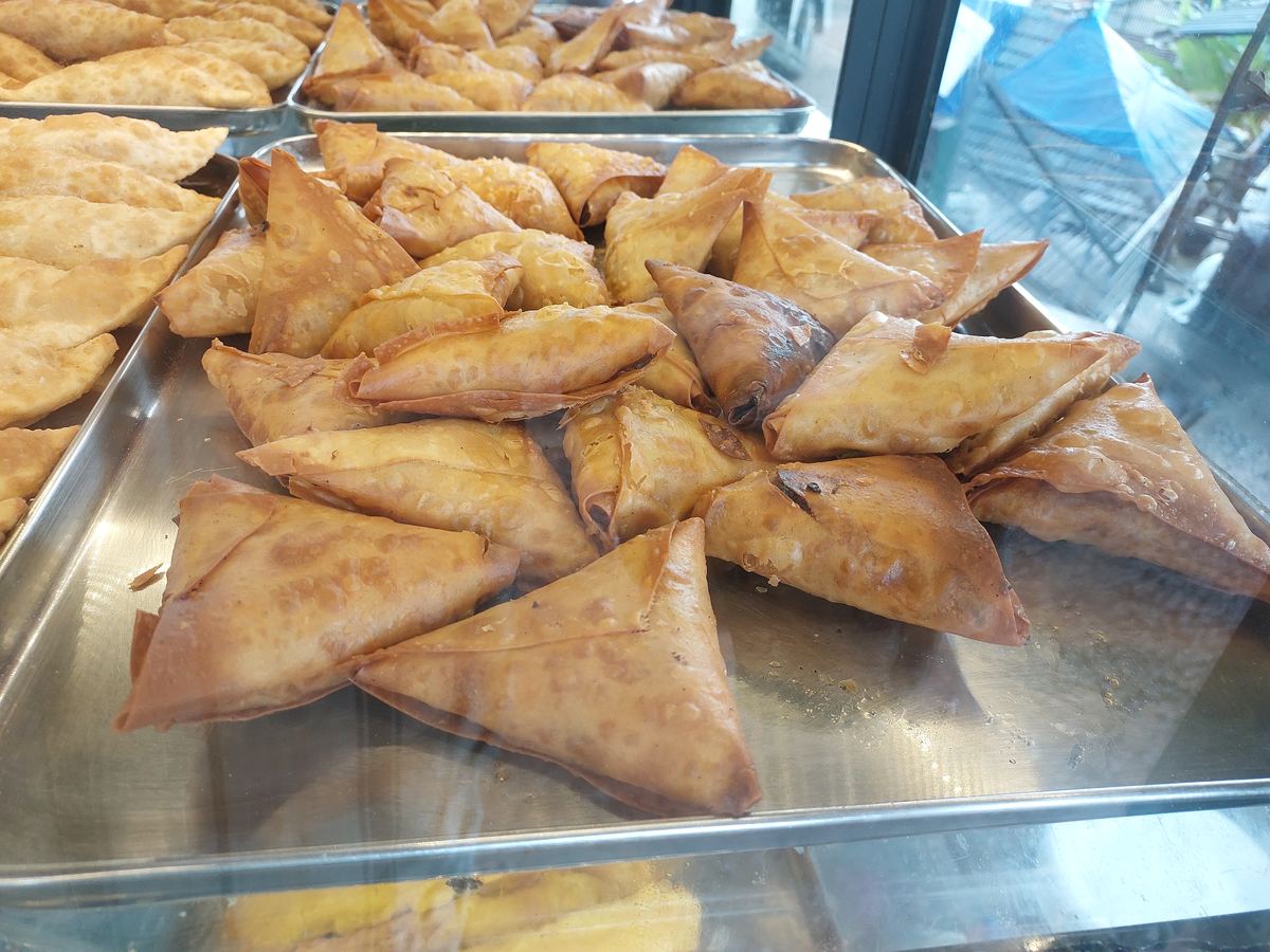 Freshly fried samosas
